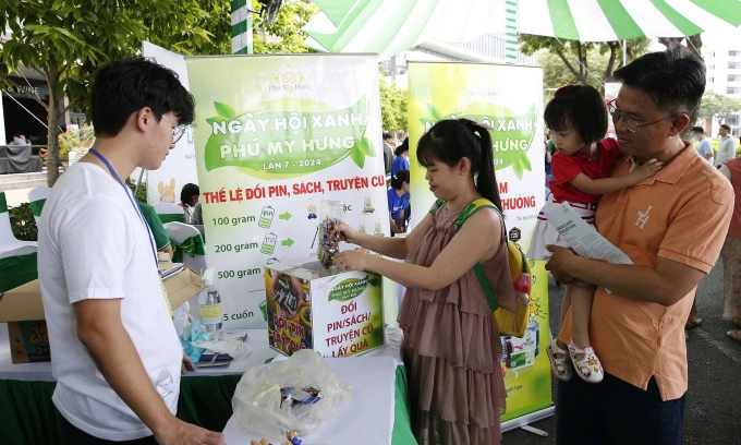 Hoạt động đổi pin, sách, truyện cũ ... nhận quà tại Ngày hội xanh Phú Mỹ Hưng lần 7 năm 2024. Ảnh: Phú Mỹ Hưng