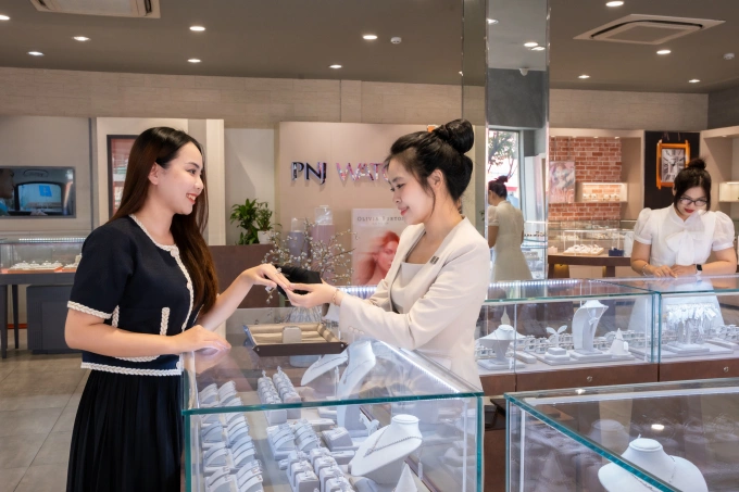 Đơn vị ghi nhận doanh thu bán lẻ tăng 5,5% so với cùng kỳ. Ảnh: Việt Hùng