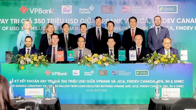 Đại diện các Đại sứ quán, Lãnh đạo VPBank, SMBC và các định chế tài chính, tổ chức song phương tại buổi lễ ký kết. Ảnh: VPBank