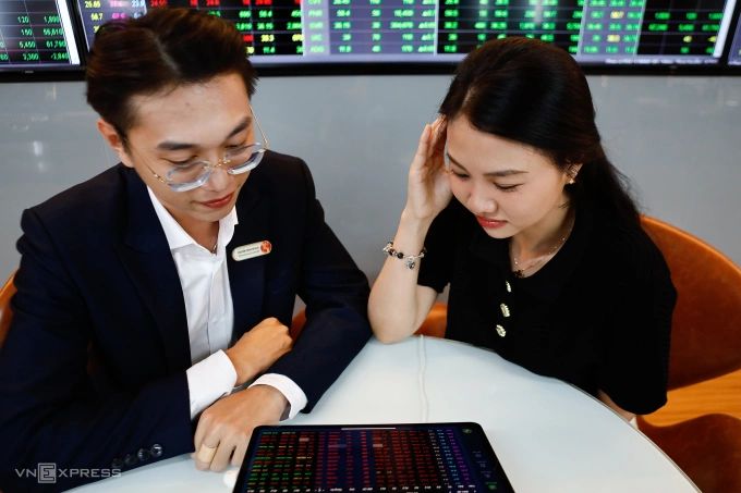 Nhà đầu tư đang quan sát thị trường tại một công ty chứng khoán ở TP HCM. Ảnh: An Khương