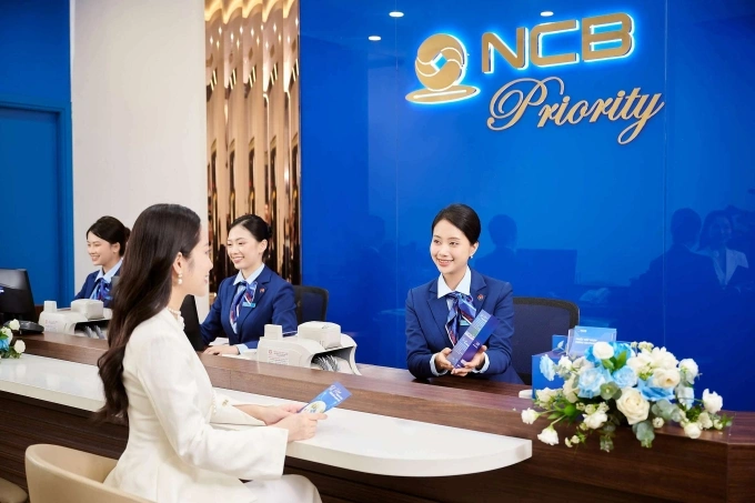 Khách hàng được tư vấn giải pháp tài chính từ NCB. Ảnh: NCB