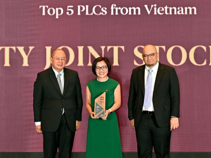 Bà Lưu Thị Thảo, Phó Tổng Giám đốc thường trực và Giám đốc Điều hành cao cấp VPBank, nhận giải thưởng Top 5 doanh nghiệp có đánh giá ACGS cao nhất Việt Nam năm 2024. Ảnh: VPBank