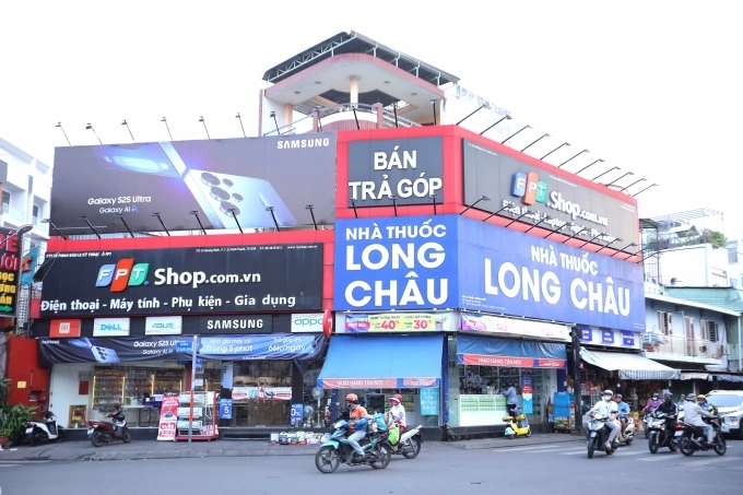 Một nhà thuốc Long Châu nằm cạnh cửa hàng FPT Shop. Ảnh: FRT