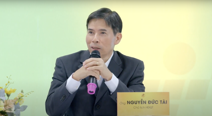 Ông Nguyễn Đức Tài - Chủ tịch HĐQT Thế Giới Di Động - trả lời cổ đông tại đại hội ở TP HCM chiều 26/4. Ảnh: Thi Hà