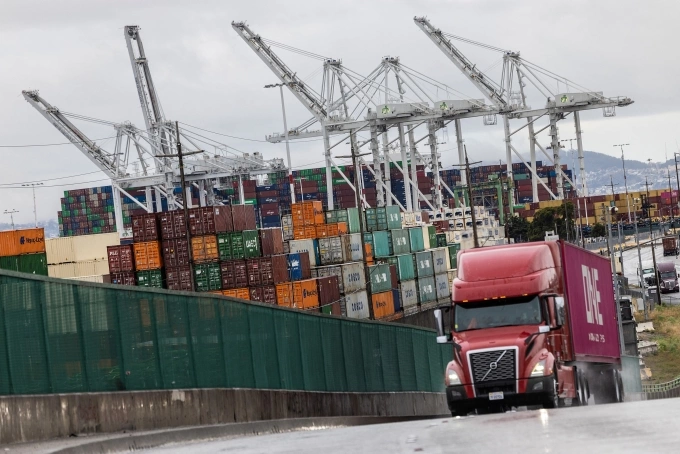 Cảng Oakland tại California (Mỹ) hồi tháng 5/2025. Ảnh: Reuters