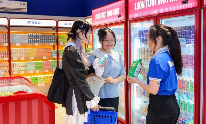 Khách hàng chọn lựa các sản phẩm mới của Vinamilk. Ảnh: Nguyên Phương
