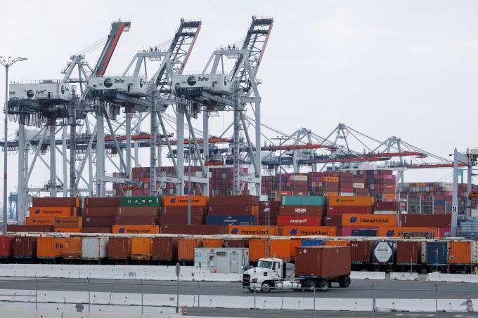 Tàu container tại cảng Los Angeles (California, Mỹ). Ảnh: Reuters