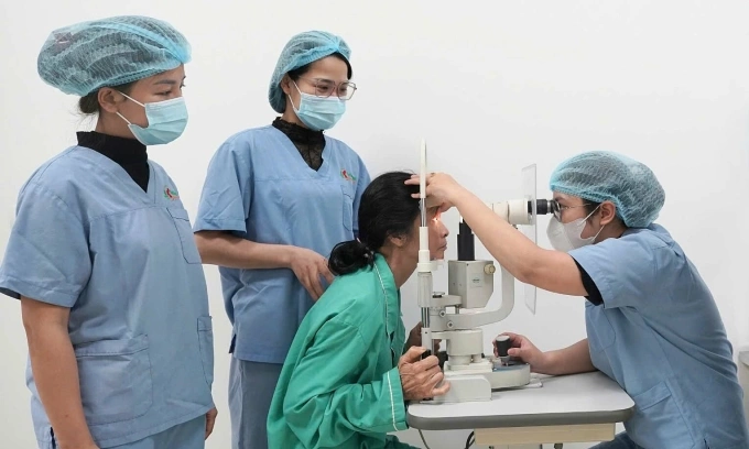 Bác sĩ khoa mắt đang khám cho bệnh nhân. Ảnh: TNH