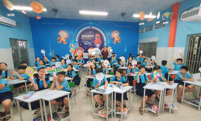 Các em học sinh trong một buổi học tiếng Anh ứng dụng công nghệ cùng iSmart Education. Ảnh: iSmart