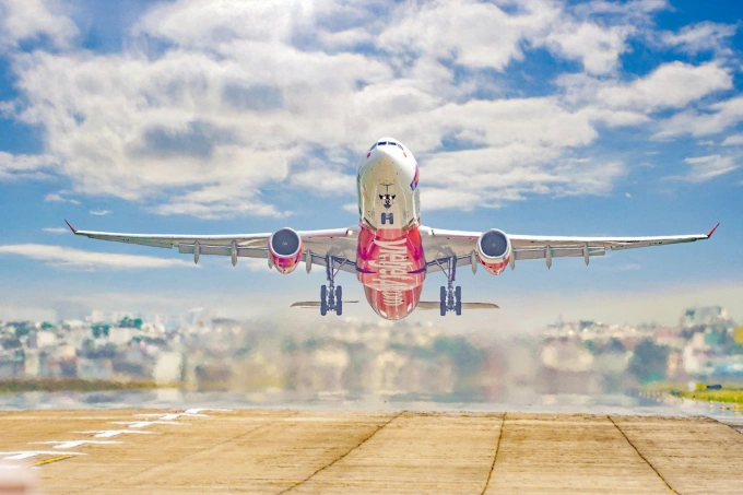 Tàu bay Vietjet cất cánh tại sân bay Tân Sơn Nhất. Ảnh: Tài Nguyễn