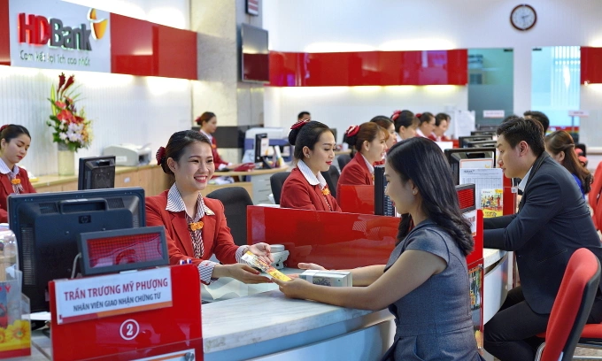 Khách hàng được tư vấn tại trụ sở nhà băng. Ảnh: HDBank