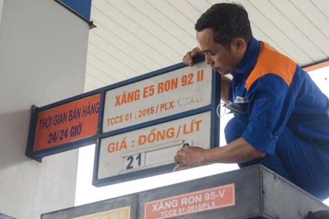 Nhân viên một trạm xăng trên đường Phan Xích Long, quận Phú Nhuận, TP HCM điều chỉnh giá xăng dầu. Ảnh: Thành Lộc