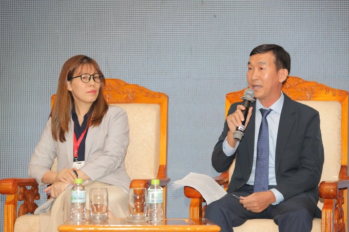 Bà Phạm Minh Hương và ông Nguyễn Huy tại phiên tọa đàm sáng 31/7. Ảnh: BSA
