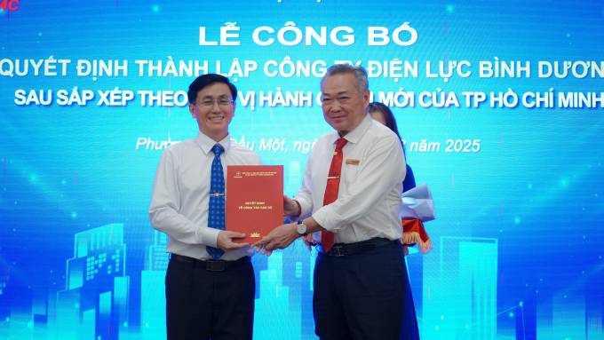 Ông Phạm Quốc Bảo (phải), Chủ tịch Hội đồng thành viên EVNHCMC trao quyết định thành lập Công ty Điện lực Bình Dương. Ảnh: EVNHCMC