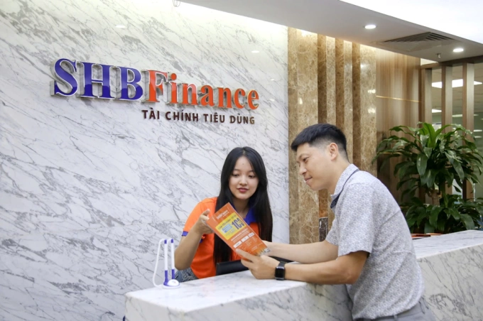 Nhân viên SHBFinance tư vấn cho khách hàng về chính sách ưu đãi. Ảnh: SHBFinance