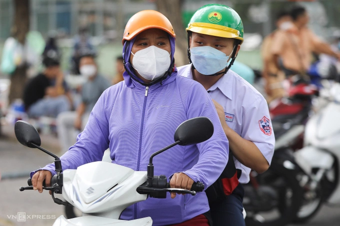 Phụ huynh đưa con làm thủ tục thi tốt nghiệp 2022 tại trường THPT Phú Nhuận, quận Phú Nhuận ngày 6/7/2022. Ảnh: Quỳnh Trần