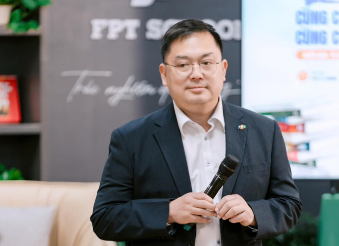 Ông Hoàng Nam Tiến tại một sự kiện với các học sinh, sinh viên ở Hà Nội. Ảnh: FPT University