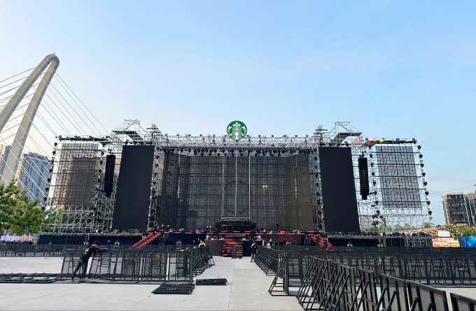 Sân khấu đang được dàn dựng hoành tráng để đón tiếp khán giả. Ảnh: Starbucks