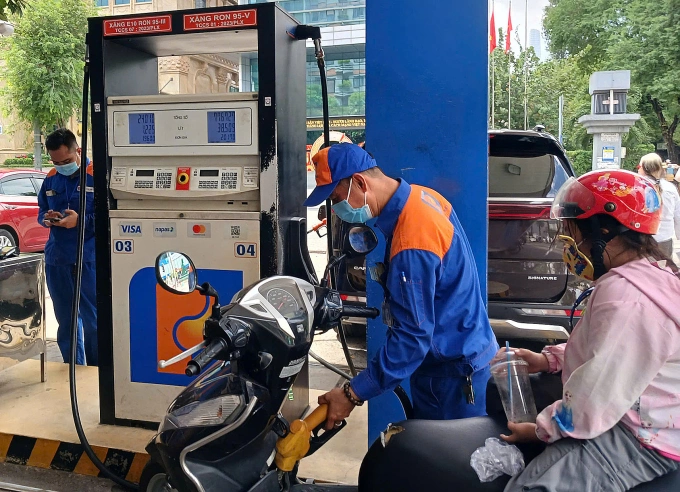 Khách đổ xăng E10 tại cửa hàng xăng trên đường Nguyễn Thị Minh Khai (TP HCM). Ảnh: Thi Hà