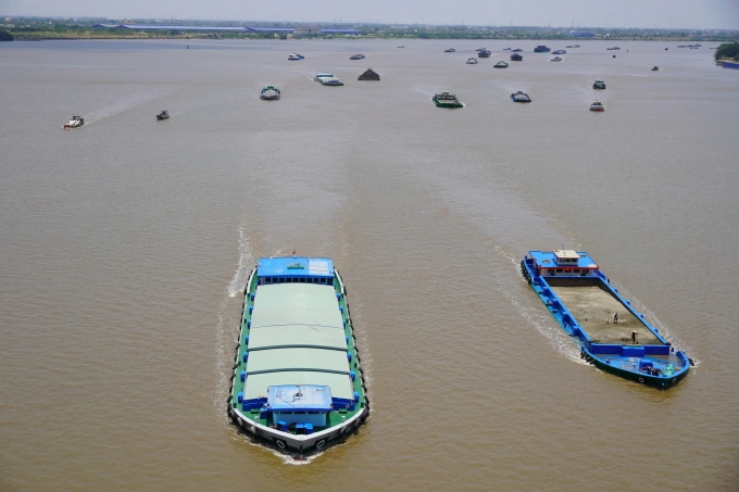Sà lan trên sông Vàm Cỏ Đông, đoạn qua cầu Mỹ Lợi nối Tây Ninh và Đồng Tháp tháng 4/2024. Ảnh: Hoàng Nam