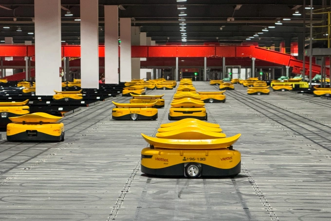Robot chuyển hàng hóa tại Viettel Post. Ảnh: Lưu Quý