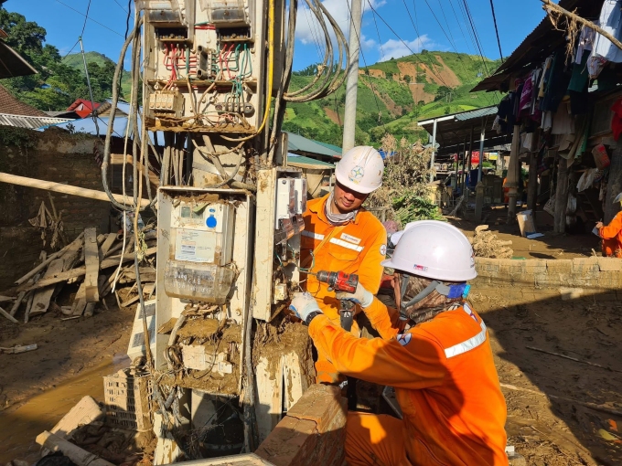 Cán bộ EVNNPC khắc phục sự cố điện. Ảnh: