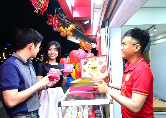 Bánh trung thu cao cấp KIDO’s Bakery hay bánh chuẩn vị truyền thống từ Thọ Phát đều có sẵn tại chuỗi cửa hàng trung thu chính hãng miniBAO. Ảnh: KIDO
