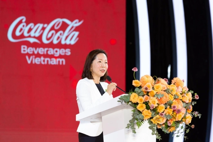 Bà Milly Cheng, Tổng giám đốc Công ty TNHH Nước giải khát Coca-Cola Việt Nam, chia sẻ về định hướng bền vững với nhà máy mới của Coca-Cola tại Việt Nam tại lễ khánh thành nhà máy, ngày 11/7. Ảnh: Coca-Cola Việt Nam