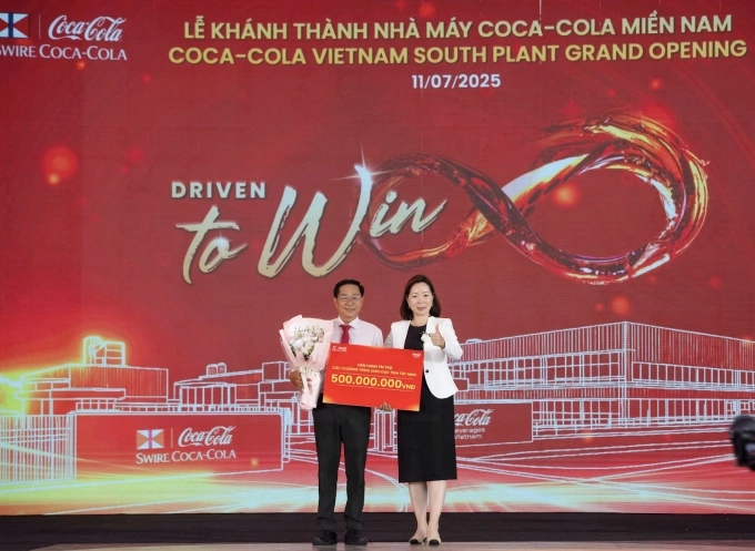Coca-Cola tài trợ 500 triệu đồng cho tỉnh Tây Ninh, thể hiện cam kết đồng hành lâu dài cùng địa phương trên cả phương diện kinh tế lẫn xã hội. Ảnh: Coca-Cola Việt Nam