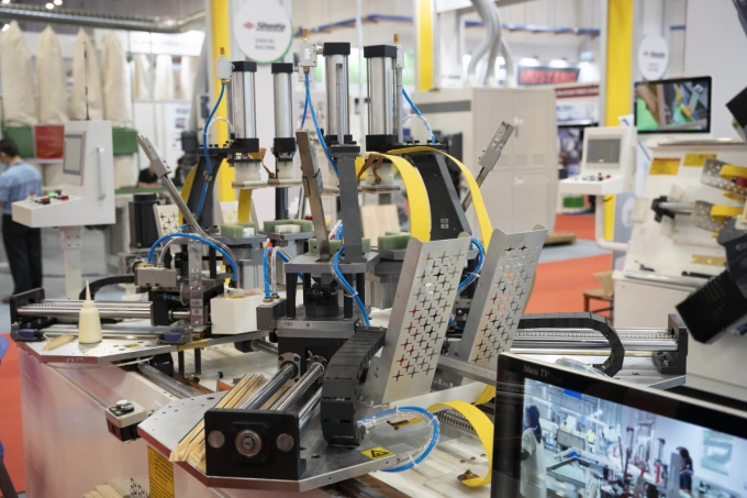 Hệ thống máy móc thông minh được giới thiệu trong hội chợ.