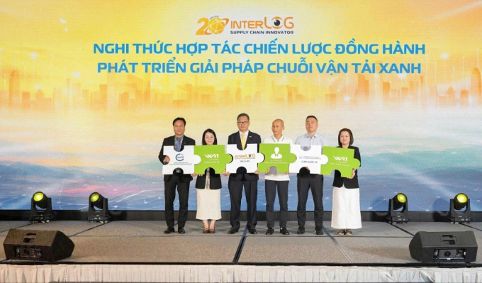 Đại diện InterLOG và các Đối tác chiến lược cùng thực hiện cam kết, cùng nhau hợp tác, phát triển Giải pháp chuỗi vận tải xanh cho khách hàng. Ảnh: InterLOG