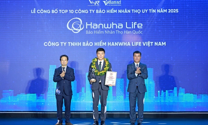 Ông Baek Jin Wook, đại diện Hanwha Life Việt Nam nhận giải thưởng. Ảnh: Hanwha Life