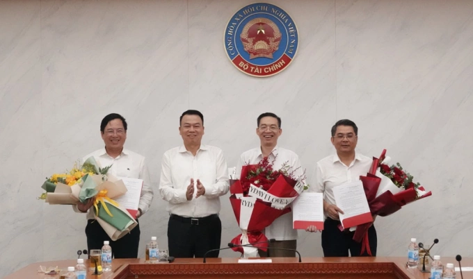 Ông Đặng Quyết Tiến (ngoài cùng bên trái) cùng các lãnh đạo Bộ Tài chính tại hội nghị, ngày 5/8. Ảnh: MOF