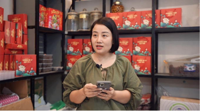 Chị Nguyễn Cẩm Vân, chủ tiệm bánh gia truyền Phương Soát Huy Vân. Ảnh: Misa