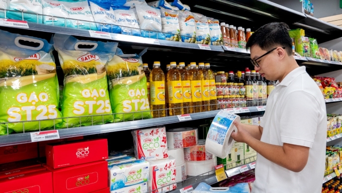 Người tiêu dùng đang tìm hiểu thông tin sản phẩm. Ảnh: SATRA