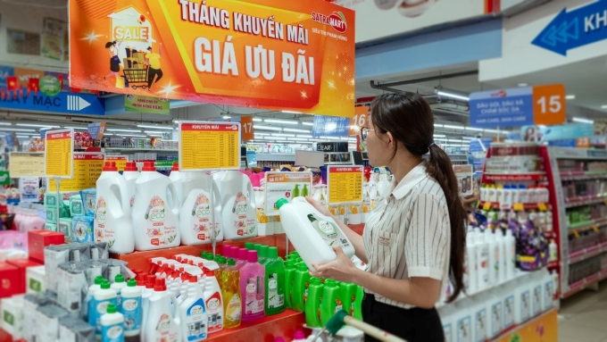 Người tiêu dùng mua sắm tại siêu thị Satramart Phạm Hùng, xã Bình Hưng, TP HCM. Ảnh: SATRA