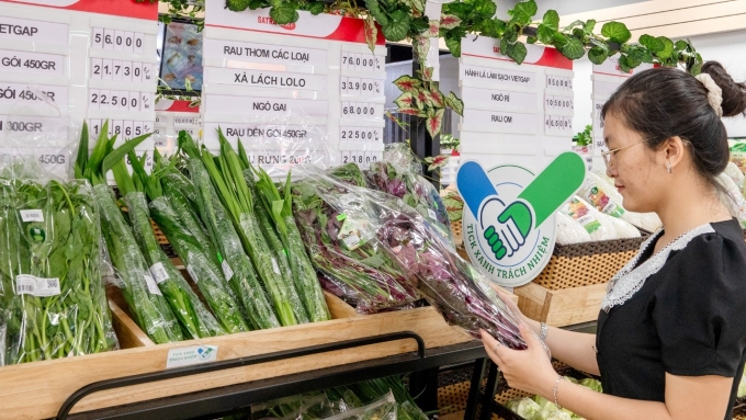 Các nhóm hàng có nguy cơ cao về an toàn thực phẩm được kiểm tra định kỳ. Ảnh: SATRA