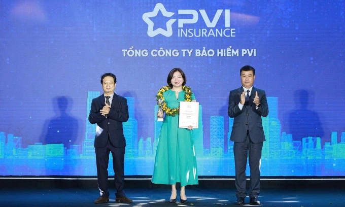 Bà Nguyễn Vũ Tâm, Phó Tổng giám đốc Bảo hiểm PVI đại diện nhận giải thưởng. Ảnh: PVI