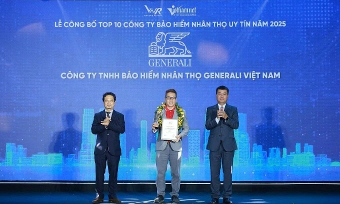 Đại diện Generali Việt Nam tại lễ vinh danh Top 10 công ty bảo hiểm nhân thọ uy tín năm 2025. Ảnh: Generali
