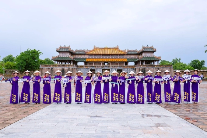 Áo dài tím truyền thống nổi bật tại Đại Nội Huế, hưởng ứng chiến dịch 2.222 nhà thuốc. Ảnh: LC