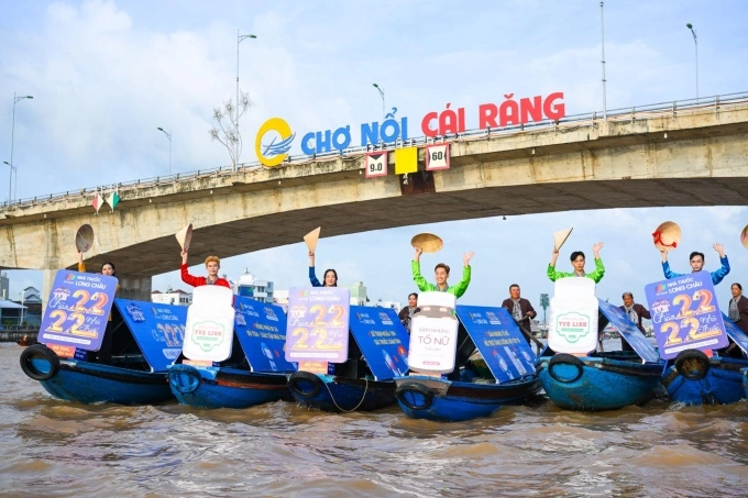 Hoạt động chào mừng cột mốc 2.222 nhà thuốc trên chợ nổi Cái Răng, Cần Thơ. Ảnh: LC