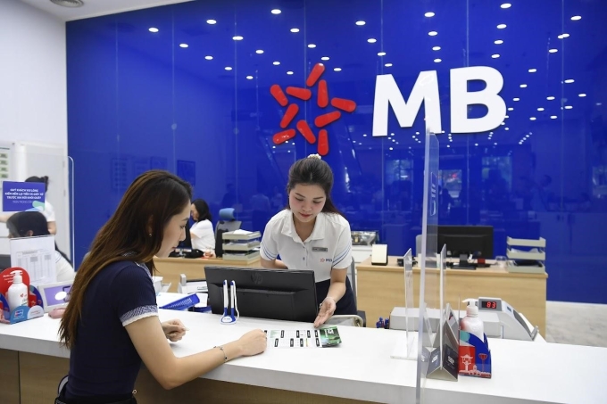 Nhân viên MB đang tư vấn cho khách hàng. Ảnh: MB