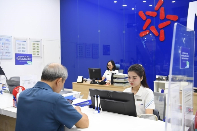 Khách hàng đến gửi tiền tiết kiệm tại ngân hàng. Ảnh: MB