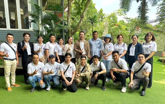 Đội ngũ Newland USA trong chuyến thiện nguyện tại Mái ấm Phan Sinh (Đồng Nai) – nơi cưu mang gần 200 mảnh đời kém may mắn. Ảnh: Newland USA