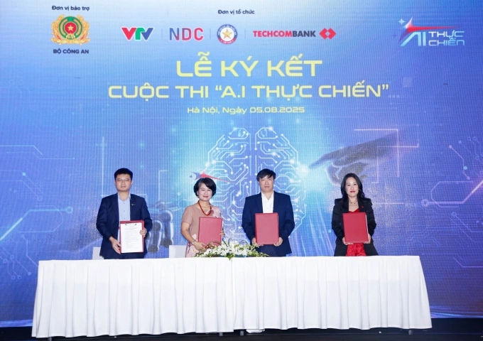 Đại diện các đơn vị ký kết hợp tác tài trợ, đồng hành cùng cuộc thi A.I thực chiến. Ảnh: Techcombank