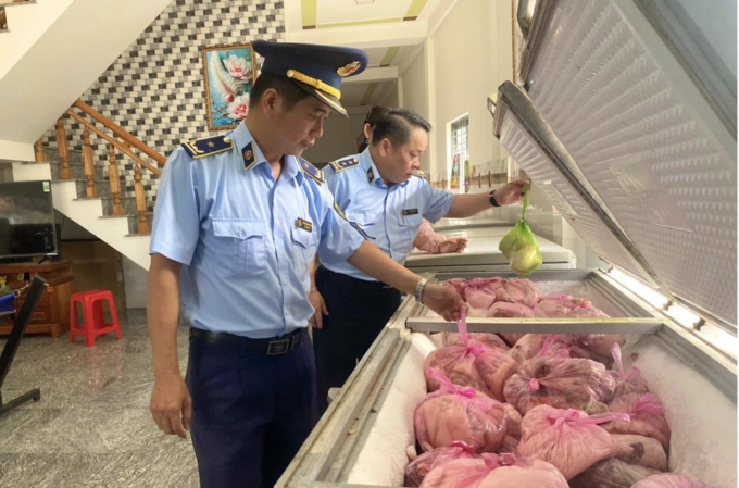 Mỡ và thịt đã bốc mùi được cất trong tủ động của cơ sở kinh doanh tại Gia Lai. Ảnh: Quản lý thị trường