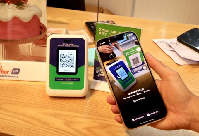 Mã QR đa năng và thiết bị báo giao dịch thành công của đơn vị. Ảnh: Zalopay