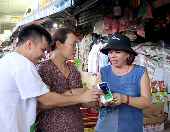 Đại diện doanh nghiệp trực tiếp đến Chợ Cồn (TP Đà Nẵng) để tư vấn, hỗ trợ các tiểu thương tiếp cận và ứng dụng giải pháp thanh toán số. Ảnh: Zalopay