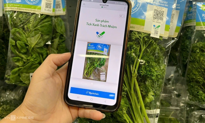 Khách hàng quét mã QR để nhận diện sản phẩm gắn Tick xanh. Ảnh: Thi Hà