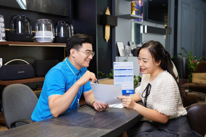 Nhân viên của Mcredit tư vấn dịch vụ cho khách hàng. Ảnh: Mcredit
